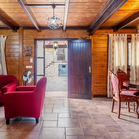 4br Wooden House -pool, Views & Parking *