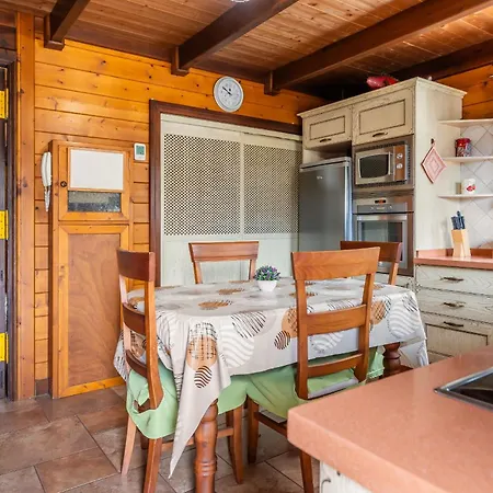 4br Wooden House -pool, Views & Parking Dom wakacyjny *