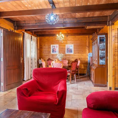 Dom wakacyjny 4br Wooden House -pool, Views & Parking *
